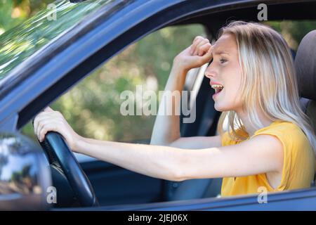 Seitenansicht Fenster Porträt unzufrieden gestresst wütend Frau Auto fahren Stockfoto