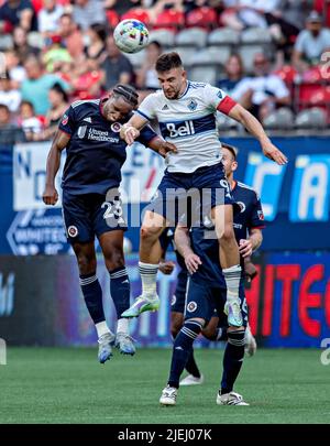 (220627) -- VANCOUVER, 27. Juni 2022 (Xinhua) -- Jonathan Bell (L) von der New England Revolution und Lucas Cavallini von Vancouver Whitecaps kämpfen während des Spiels der Major League Soccer (MLS) 2022 am BC Place in Vancouver, Kanada, am 26. Juni 2022 um den Ball. (Foto von Andrew Soong/Xinhua) Stockfoto