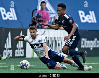 (220627) -- VANCOUVER, 27. Juni 2022 (Xinhua) -- Marcus Godinho (L) von Vancouver Whitecaps (Vancouver) steht während des Spiels der Major League Soccer (MLS) 2022 am BC Place in Vancouver, Kanada, am 26. Juni 2022 mit Wilfrid Kaptoum der New England Revolution im Spiel. (Foto von Andrew Soong/Xinhua) Stockfoto