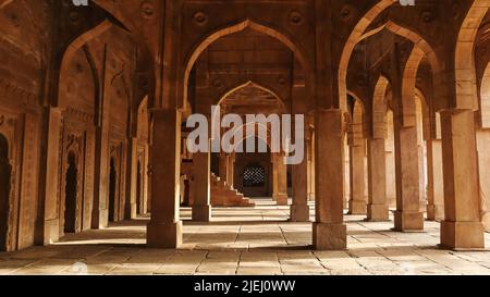Gewölbte Säulen in Jama Masjid, Chanderi, Madhya Pradesh, Indien. Stockfoto