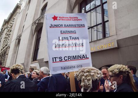 27. Juni 2022, London, England, Vereinigtes Königreich: Kriminelle Baristers versammelten sich vor dem Central Criminal Court, bekannt als Old Bailey, als sie ihren Streik über Entgelt und Anwaltskosten beginnen. (Bild: © Vuk Valcic/ZUMA Press Wire) Stockfoto
