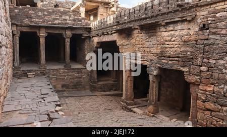 Innenansicht von Khooni Darwaza oder Bluttor und Fort Complex, Chanderi Fort, Madhya Pradesh, Indien. Stockfoto