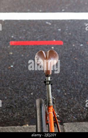 Ein Rennrad mit Straßenmarkierungen Stockfoto