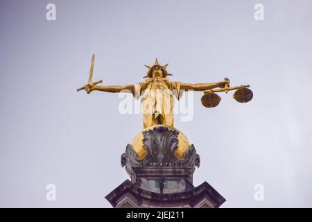 London, Großbritannien. Juni 2022. Lady Justice Statue auf dem Central Criminal Court, bekannt als Old Bailey. Quelle: Vuk Valcic/Alamy Stockfoto