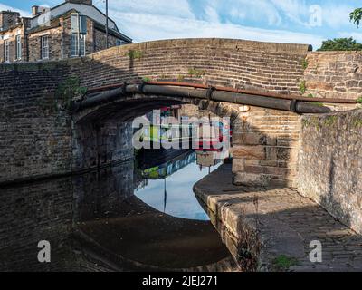 Narrowboats auf dem Leeds Liverpool Kanal bei Skipton in North Yorkshire Stockfoto