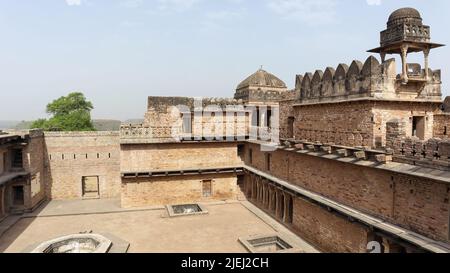 Innenansicht von Chanderi Fort Palace und zerstörten Mauern, Chanderi Fort, Madhya Pradesh, Indien. Stockfoto