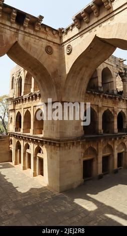 Innenansicht von Koshak Mahal, Chanderi, Madhya Pradesh, Indien. Ursprünglich das Kushk-e-Haft Manzil oder das Gebäude mit sieben Stockwerken genannt. Jetzt nur noch 3 Stockfoto