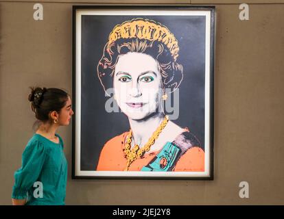 London UK 27 June 2022 Andy Warhol (1928 – 1987), Queen Elizabeth II, Post-war & Contemporary Art Sale am Donnerstag, 30. Juni in der New Bond Street, London. Schätzung £120.000 - 180.000. .Paul Quezada-Neiman/ Alamy Live News Stockfoto