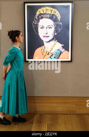 London UK 27 June 2022 Andy Warhol (1928 – 1987), Queen Elizabeth II, Post-war & Contemporary Art Sale am Donnerstag, 30. Juni in der New Bond Street, London. Schätzung £120.000 - 180.000. .Paul Quezada-Neiman/ Alamy Live News Stockfoto