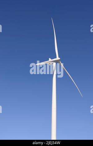 Moderne weiße Windkraftanlagen oder Windmühlen, erneuerbare Energie Stockfoto