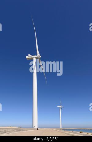 Moderne weiße Windkraftanlagen oder Windmühlen, erneuerbare Energie Stockfoto