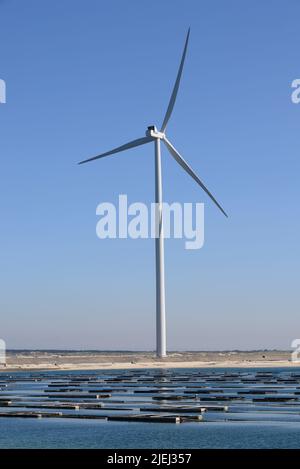 Moderne weiße Windkraftanlagen oder Windmühlen, erneuerbare Energie Stockfoto