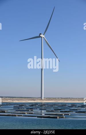 Moderne weiße Windkraftanlagen oder Windmühlen, erneuerbare Energie Stockfoto