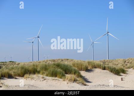 Moderne weiße Windkraftanlagen oder Windmühlen, erneuerbare Energie Stockfoto