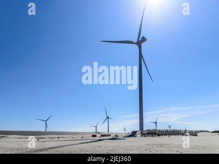 Moderne weiße Windkraftanlagen oder Windmühlen, erneuerbare Energie Stockfoto