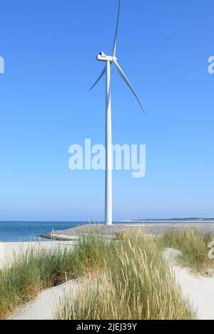 Moderne weiße Windkraftanlagen oder Windmühlen, erneuerbare Energie Stockfoto