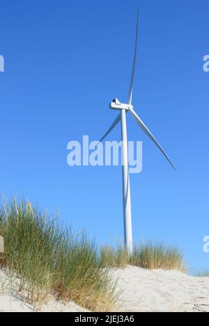 Moderne weiße Windkraftanlagen oder Windmühlen, erneuerbare Energie Stockfoto