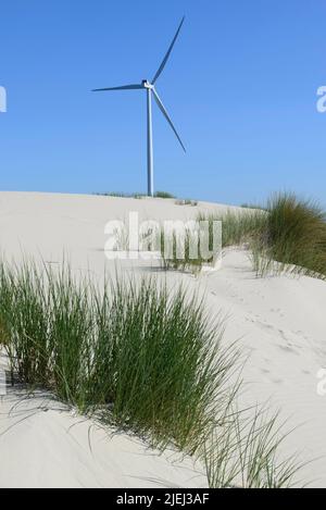 Moderne weiße Windkraftanlagen oder Windmühlen, erneuerbare Energie Stockfoto