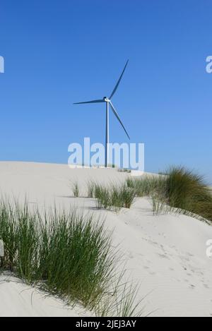 Moderne weiße Windkraftanlagen oder Windmühlen, erneuerbare Energie Stockfoto