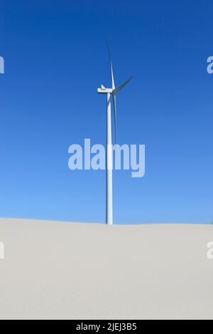 Moderne weiße Windkraftanlagen oder Windmühlen, erneuerbare Energie Stockfoto