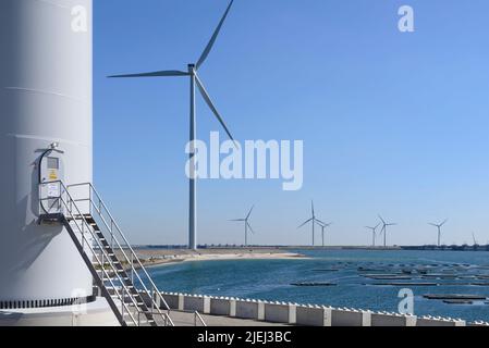 Moderne weiße Windkraftanlagen oder Windmühlen, erneuerbare Energie Stockfoto