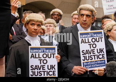 London, Großbritannien. 27.. Juni 2022. Barristers und Rechtsanwälte versammeln sich vor dem zentralen Strafgerichtshof (Old Bailey), um über niedrige Bezahlung und schlechte Bedingungen zu streiken. Sie werden in den kommenden Wochen Streiks abhalten. Kredit: Karl Black/Alamy Live Nachrichten Stockfoto