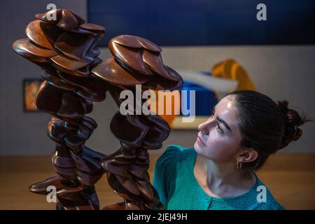 London, Großbritannien. 27. Juni 2022. Ein Mitarbeiter sieht „Pair“, 2018, von Tony Cragg (Est. £80.000 - £120.000) bei einer Vorschau auf den Verkauf von Post-war und zeitgenössischer Kunst. Die Auktion findet am 30. Juni in den Galerien der Bonhams New Bond Street statt. Kredit: Stephen Chung / Alamy Live Nachrichten Stockfoto