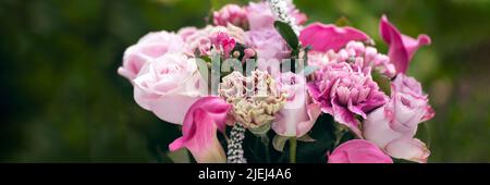 Bouquet von Rosen und cala Lilien Stockfoto