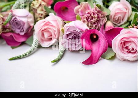 Bouquet von Rosen und cala Lilien Stockfoto