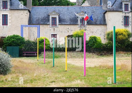 Frankreich. Morbihan (56). Eines der Kunstwerke, die der französische Künstler Daniel Buren bis zum November 2023 auf der Insel Arz, hier in Bourg, ausgestellt hat. Stockfoto