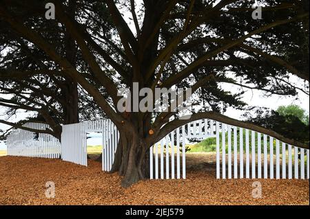 Frankreich. Morbihan (56). Eines der Kunstwerke, die der französische Künstler Daniel Buren bis zum November 2023 auf der Insel Arz, hier in Berno, ausgestellt hat. Stockfoto