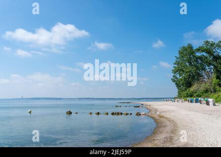 Traditionelle Strandliegen am ostseestrand vor blauem Himmel am sonnigen Sommertag Stockfoto