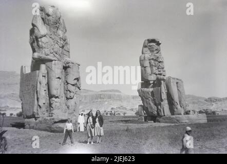 Ägypten Luxor Oberägypten Antiquitäten 1948 1940s s/w Fotos von westlichen Touristen, die historische Stätten besuchen Kolossi von memnon, Tal der Könige Stockfoto