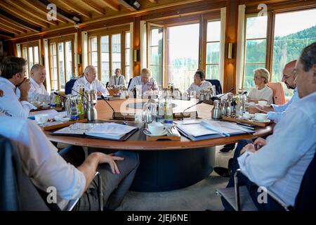 Schloss Elmau, Deutschland. 27.. Juni 2022. Die G7 Staats- und Regierungschefs, darunter von links nach rechts, Bundeskanzler Olaf Scholz, US-Präsident Joe Biden, der britische Premierminister Boris Johnson, der japanische Premierminister Fumio Kishida, Und die Präsidentin der Europäischen Kommission, Ursula von der Leyen, während einer Arbeitssitzung auf Schloss Elmau, Deutschland, am Sonntag, den 26. Juni 2022. Foto über das Weiße Haus/UPI Credit: UPI/Alamy Live News Stockfoto