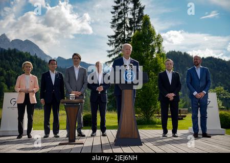 Schloss Elmau, Deutschland. 27.. Juni 2022. US-Präsident Joe Biden, begleitet von der Präsidentin der Europäischen Kommission Ursula von der Leyen, dem japanischen Premierminister Fumio Kishida, dem kanadischen Premierminister Justin Trudeau, dem deutschen Bundeskanzler Olaf Scholz und dem italienischen Premierminister Mario Draghi, Und der Präsident des Europäischen Rates, Charles Michel, am Sonntag, den 26. Juni 2022, in einer Medienansprachen auf Schloss Elmau, Deutschland, Während des Gipfeltreffens G7. Foto über das Weiße Haus/UPI Credit: UPI/Alamy Live News Stockfoto