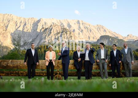 Schloss Elmau, Deutschland. 27.. Juni 2022. Der italienische Premierminister Mario Draghi, die Präsidentin der Europäischen Kommission Ursula von der Leyen, der US-Präsident Joe Biden, der deutsche Bundeskanzler Olaf Scholz, der britische Premierminister Boris Johnson, der kanadische Premierminister Justin Trudeau, der japanische Premierminister Fumio Kishida, Und der Präsident des Europäischen Rates, Charles Michel, versammeln sich am Sonntag, dem 26. Juni 2022, zu einem „Familienfoto“ auf Schloss Elmau, Deutschland, Während des Gipfeltreffens G7. Foto über Bundesregierung/UPI Quelle: UPI/Alamy Live News Stockfoto