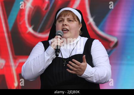 Lizzie Bea spielt im West End Live auf dem Trafalgar Square 2022 mit einem Lied von Sister Act The Musical Stockfoto