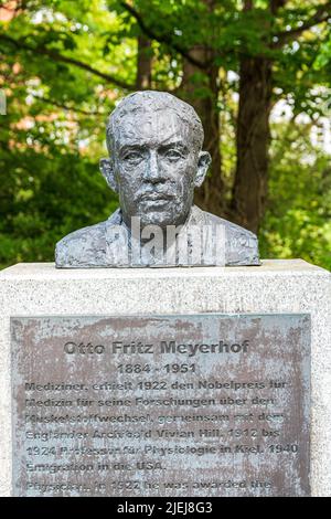 Ein Denkmal an den Nobelpreisträger Otto Fritz Meyerhof (1884 - 1951), den deutschen Arzt und Biochemiker in Kiel, Schleswig-Holstein, Deutschland Stockfoto