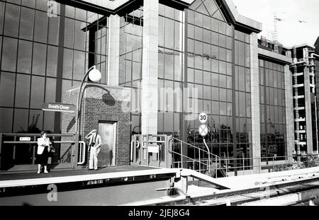 Das Hauptquartier der Tageszeitung Daily Telegraph hinter dem Bahnhof South Quay auf der Docklands Light Railway in London am 1. September 1987. Die Zeitungsgruppe zog 1987 von der Fleet Street dorthin. Stockfoto