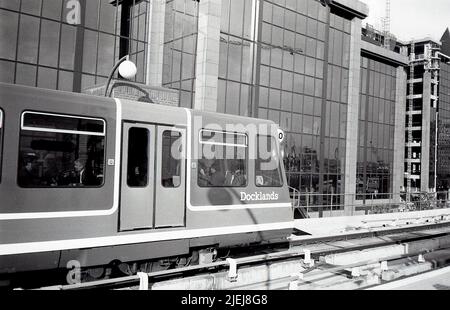 Das Hauptquartier der Tageszeitung Daily Telegraph hinter dem Bahnhof South Quay auf der Docklands Light Railway in London am 1. September 1987. Die Zeitungsgruppe zog 1987 von der Fleet Street dorthin. Stockfoto