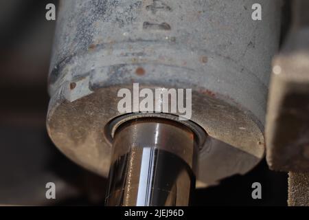 Hydraulikzylinder des Gabelstaplers im Werk Stockfoto