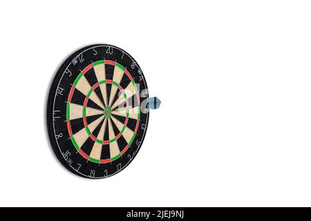 Darts Board mit blauem Pfeil isoliert auf weißem Hintergrund. Stockfoto