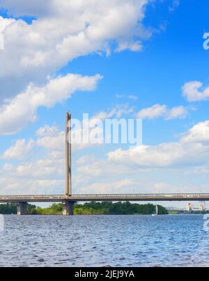 Blick auf die Südbrücke in Kiew, Ukraine Stockfoto