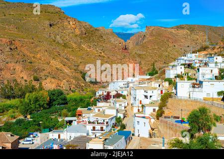 Sonniges Stadtbild von Cartagena Wohngebiet zwischen Bergen, Spanien Stockfoto