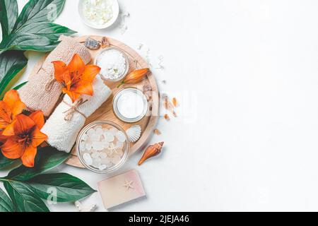 Spa-Set mit Blumen und Pflegezubehör auf hellem Hintergrund. Stockfoto