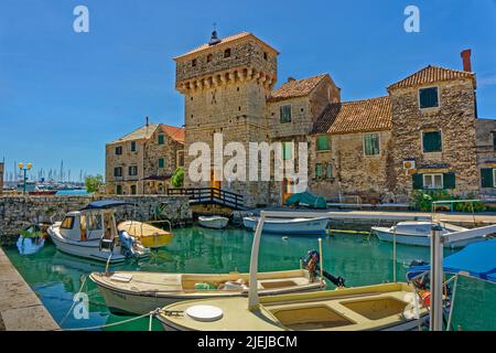 Die Burg Gomilica bei Kastela zwischen Split und Trogir in der mitteldalmatinischen Region Kroatiens. Es war als Braavos in der „Game of Thrones“-Serie zu sehen Stockfoto