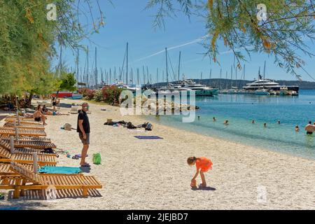 Strand neben Kastela Marina nordwestlich von Split im Zentrum Kroatiens. Stockfoto