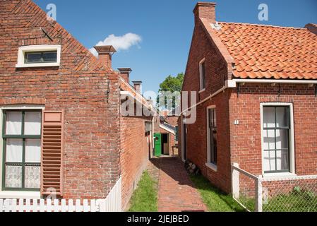 Enkhuizen, Niederlande. Juni 2022. Kleine Gassen zwischen den Fischerhütten am Zuiderzee Museum in Enkhuizen. Hochwertige Fotos Stockfoto