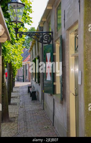 Enkhuizen, Niederlande. Juni 2022. Kleine Gassen zwischen den Fischerhütten am Zuiderzee Museum in Enkhuizen. Hochwertige Fotos Stockfoto