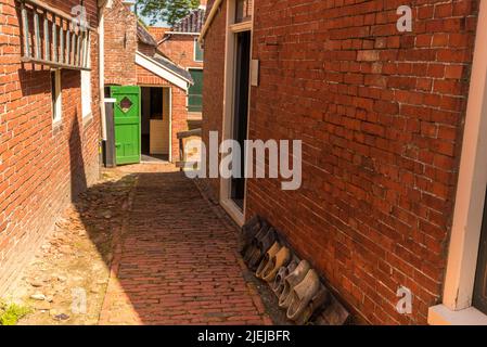 Enkhuizen, Niederlande. Juni 2022. Kleine Gassen zwischen den Fischerhütten am Zuiderzee Museum in Enkhuizen. Hochwertige Fotos Stockfoto